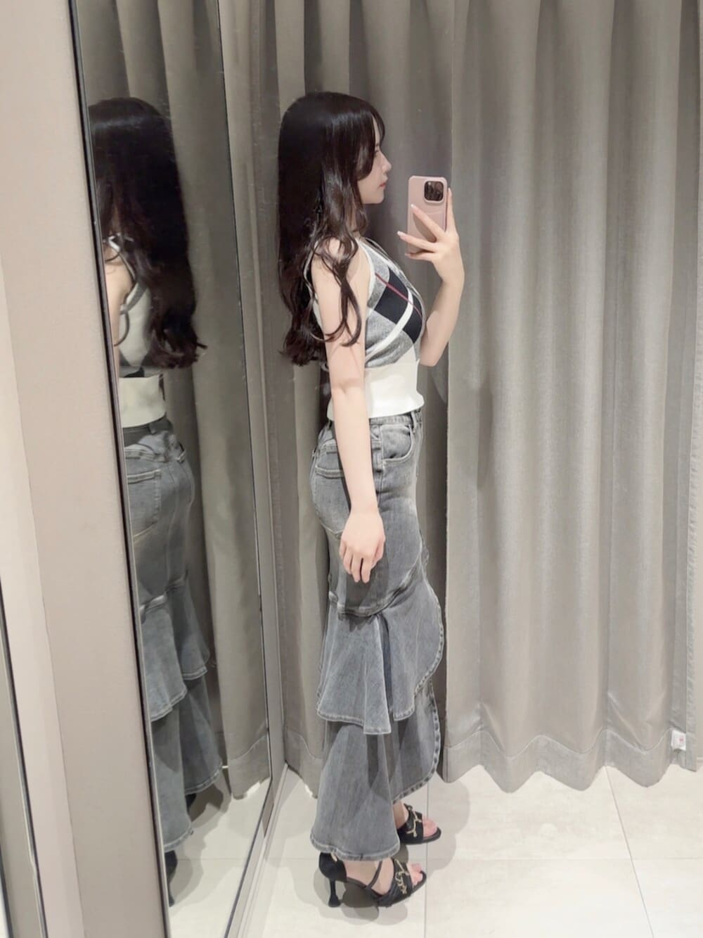 ブラック系のサンダル、ブラック系のデニムスカート、ホワイト系のニット/セーターを着用したレディースの夏コーディネートの3枚目の写真