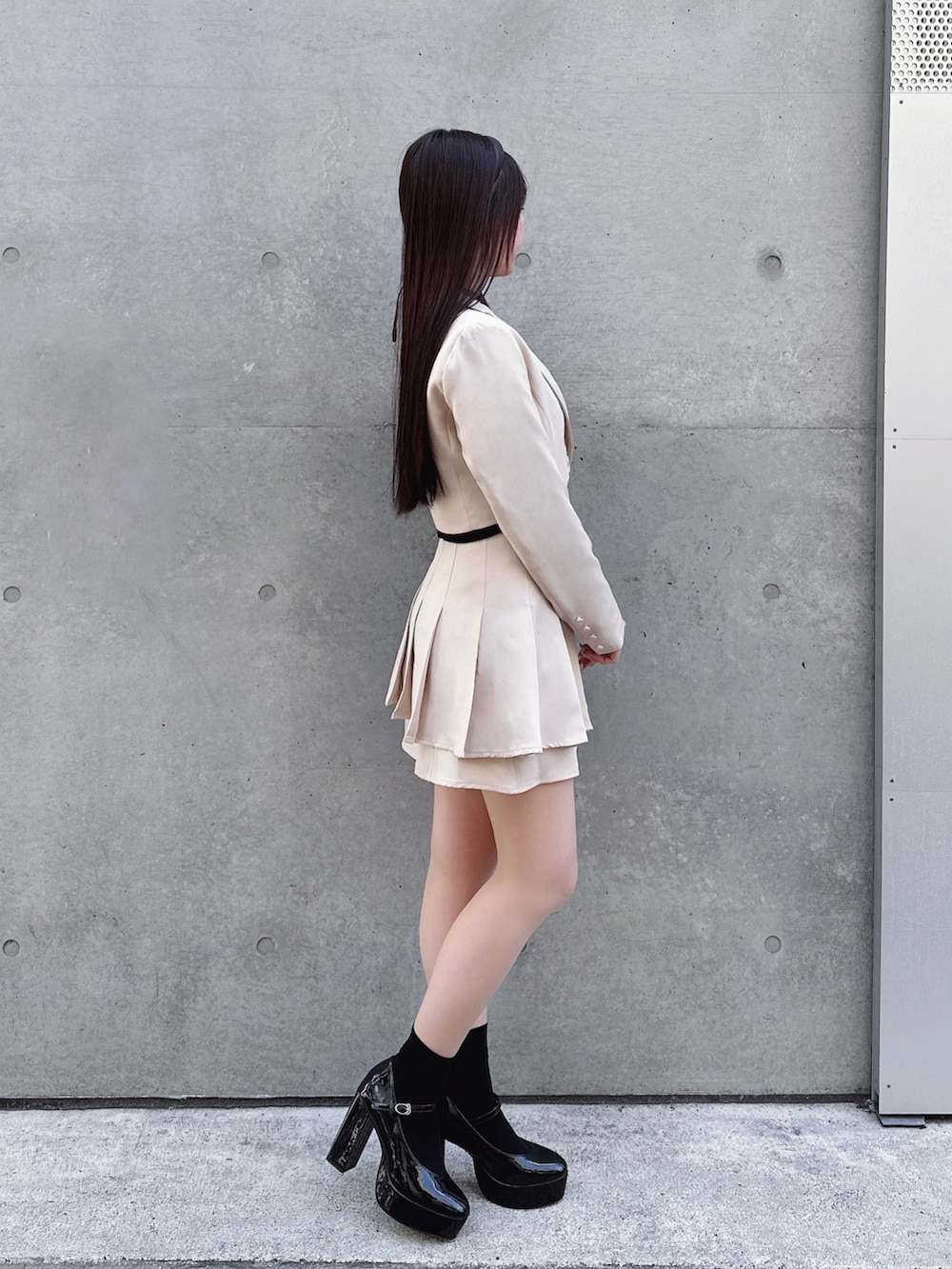 イエロー系のスカート、ブラック系のニット/セーター、イエロー系のテーラードジャケットを着用したレディースの春コーディネートの2枚目の写真