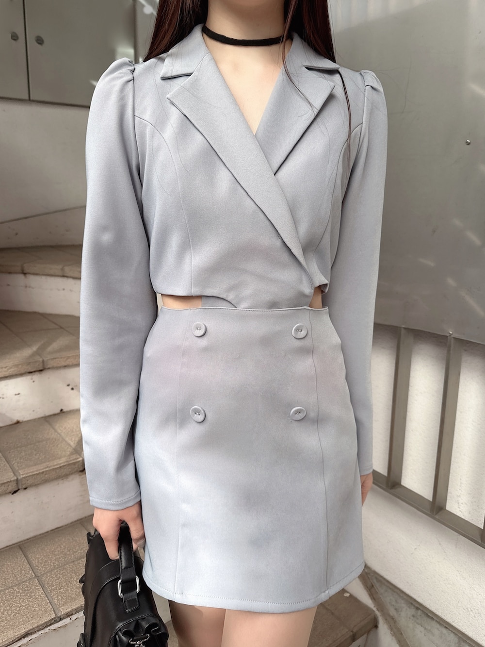 ブルー系のワンピース、ブラック系のショルダーバッグ、その他のパンプスを着用したレディースの冬コーディネートの6枚目の写真