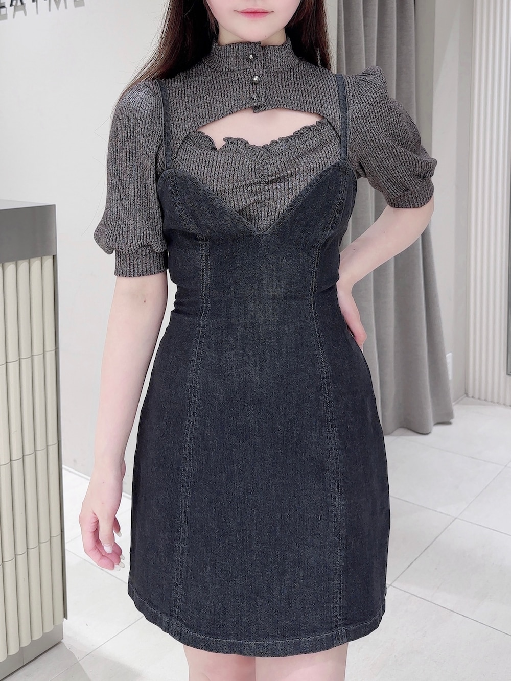 ブラック系のワンピース、ブラック系のサンダル、グレー系のTシャツ/カットソーを着用したレディースの夏コーディネートの5枚目の写真