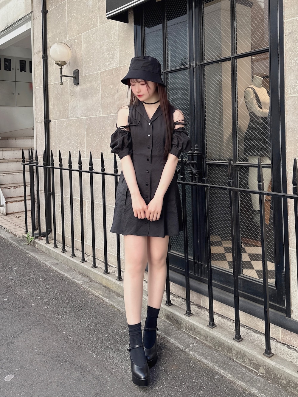 ブラック系のワンピース、ブラック系のパンプス、ブラック系のハットを着用したレディースの冬コーディネートの2枚目の写真