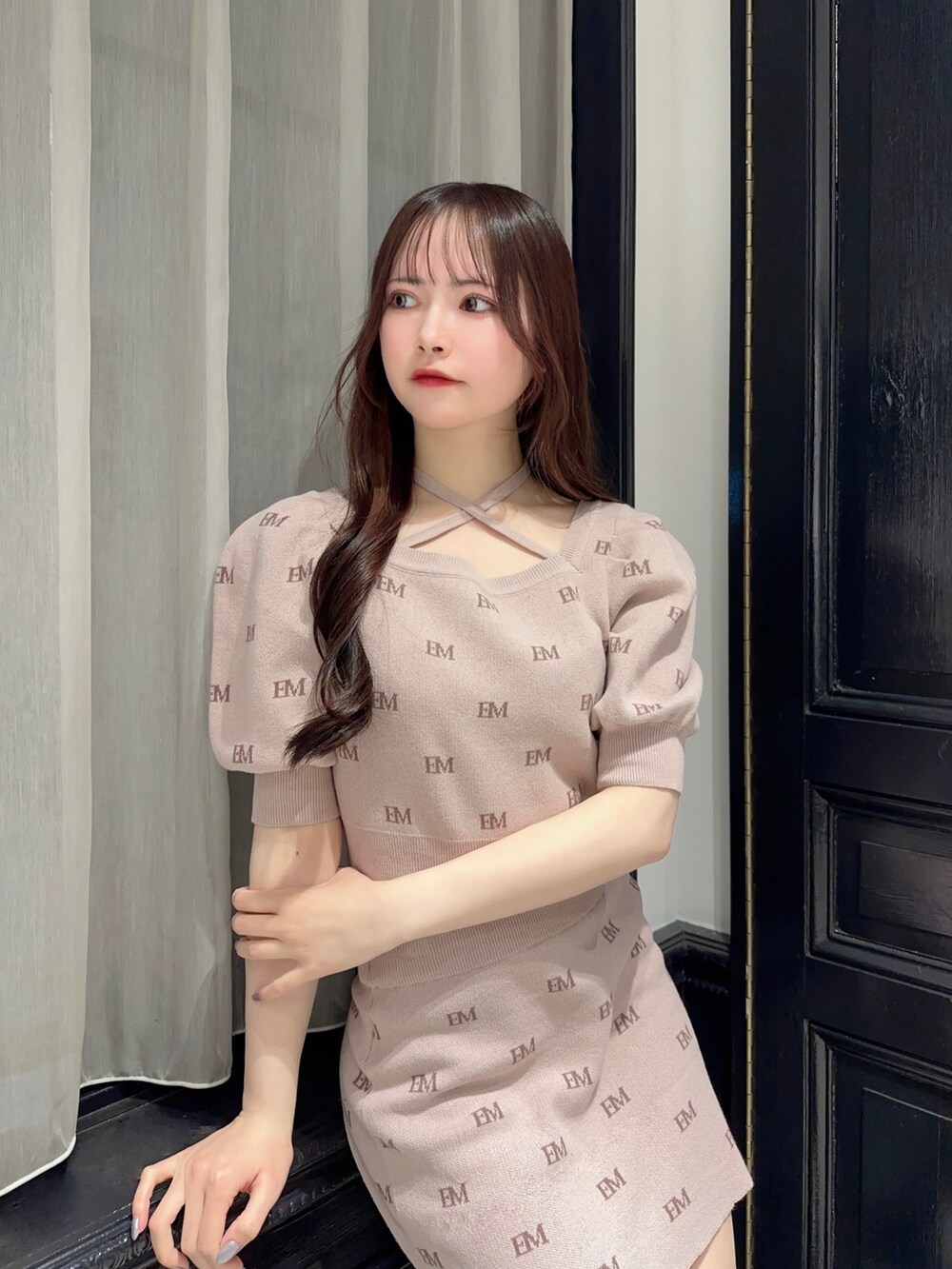 ピンク系のニット/セーター、ピンク系のスカート、その他のパンプスを着用したレディースの春コーディネートの4枚目の写真