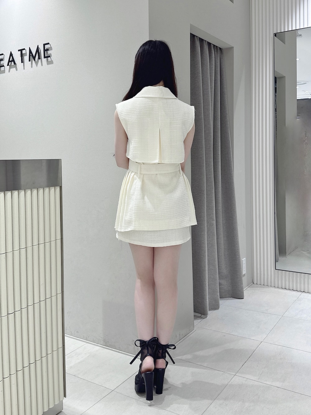 ホワイト系のつなぎ/オールインワン、ブラック系のサンダル、シルバー系のネックレスを着用したレディースの夏コーディネートの4枚目の写真