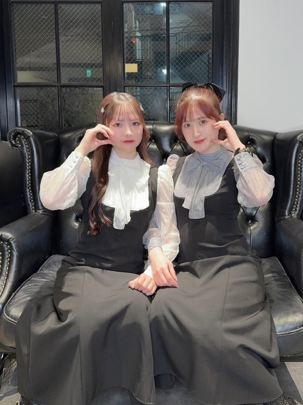 ホワイト系のワンピース、ブラック系のパンプス、シルバー系のバレッタ/ヘアクリップを着用したレディースの冬コーディネートの2枚目の写真