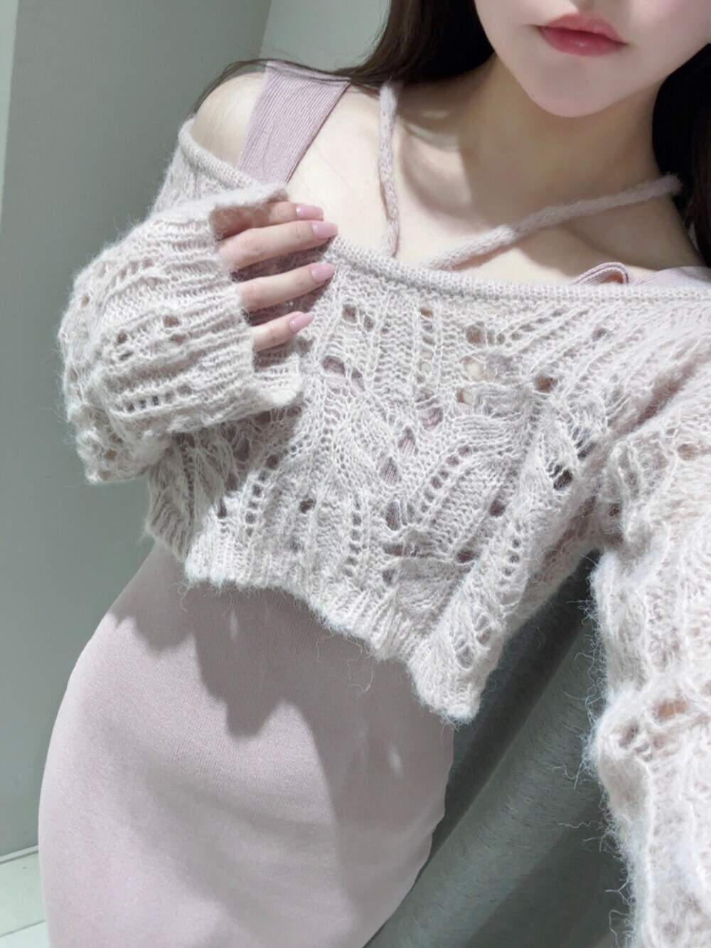 ピンク系のワンピース、ホワイト系のブーツを着用したレディースの冬コーディネートの4枚目の写真