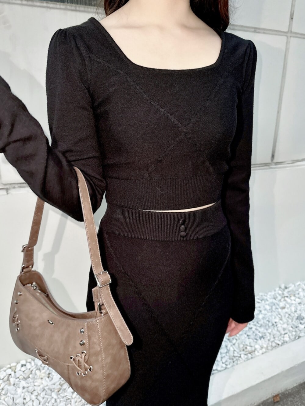 ブラウン系のショルダーバッグ、ブラック系のスカート、ブラック系のニット/セーターを着用したレディースの秋コーディネートの6枚目の写真