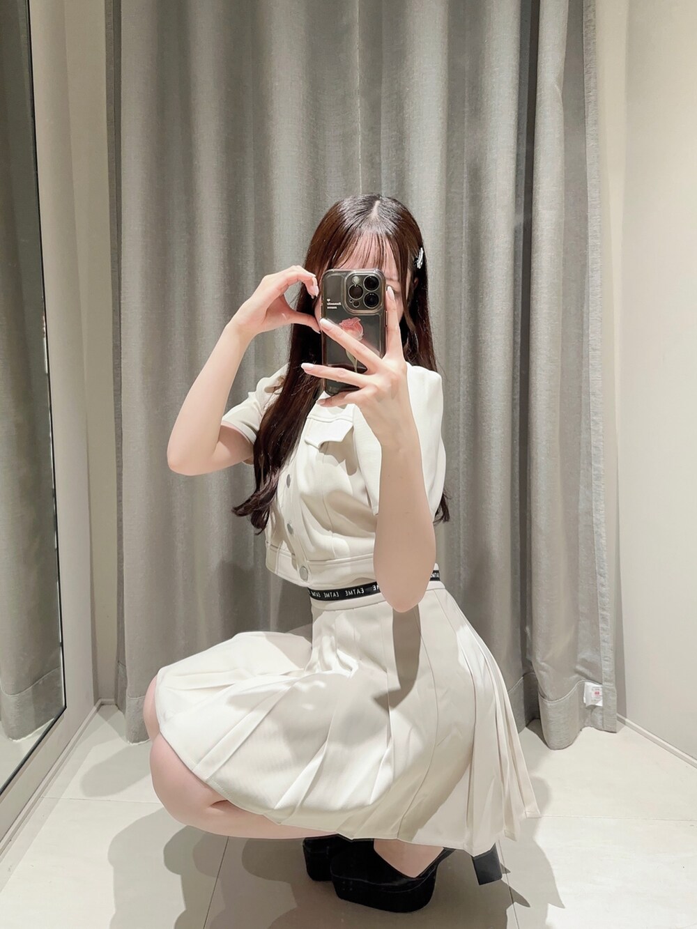 ホワイト系のスカート、ホワイト系のシャツ/ブラウス、ブラック系のパンプスを着用したレディースの夏コーディネートの6枚目の写真