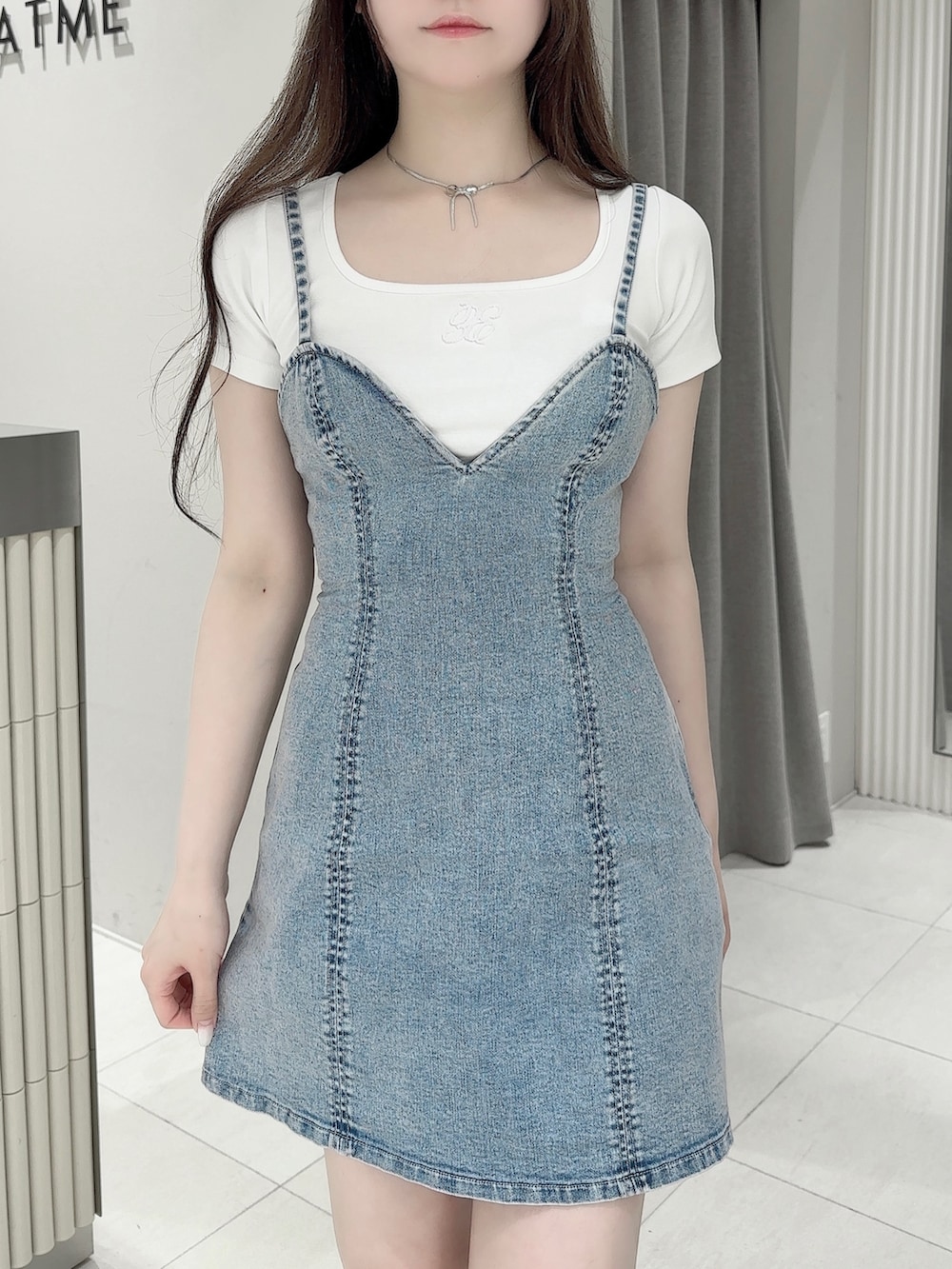 ブルー系のワンピース、ホワイト系のTシャツ/カットソー、ブラック系のサンダルを着用したレディースの夏コーディネートの5枚目の写真