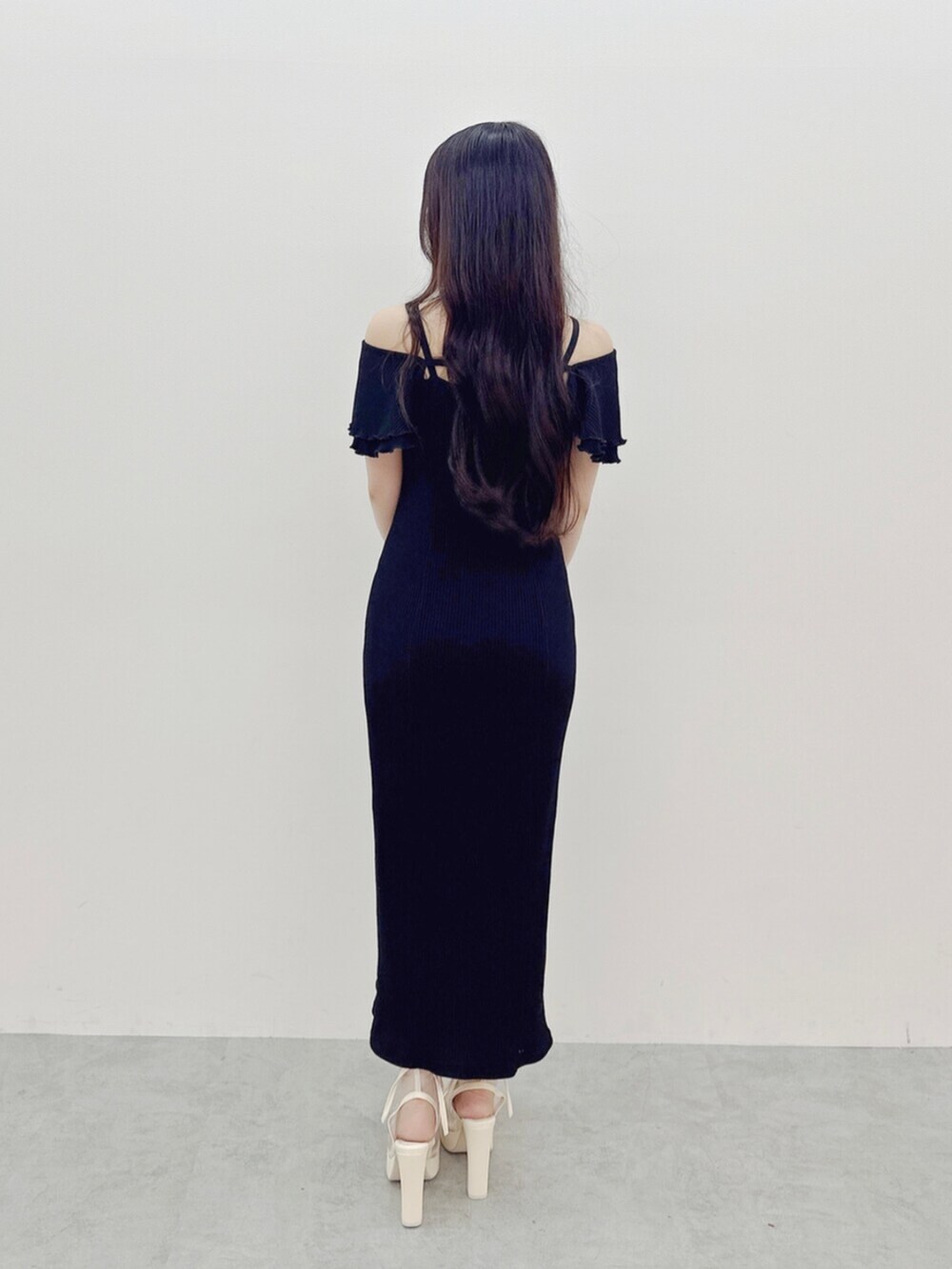 ブラック系のワンピース、ホワイト系のサンダルを着用したレディースの夏コーディネートの4枚目の写真