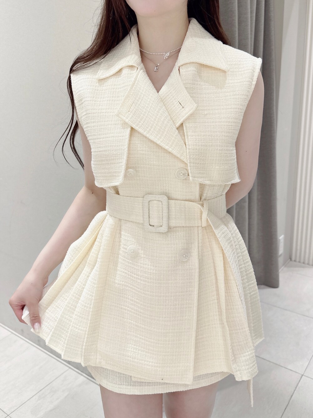 ホワイト系のつなぎ/オールインワン、ブラック系のサンダル、シルバー系のネックレスを着用したレディースの夏コーディネートの5枚目の写真