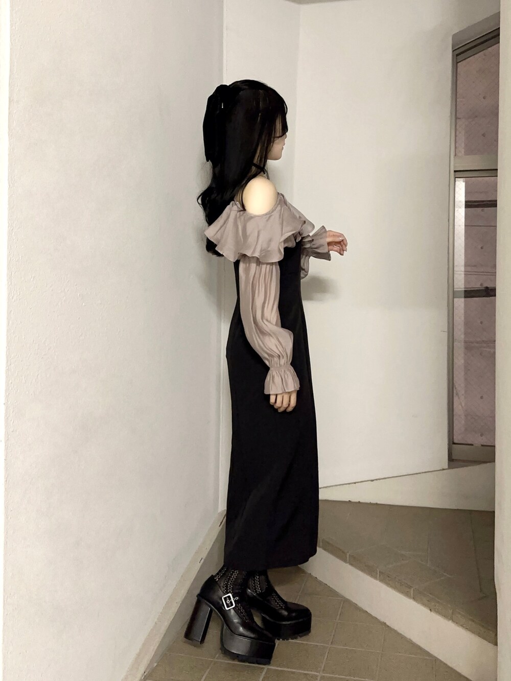 ピンク系のワンピース、ブラック系のパンプス、ブラック系のバレッタ/ヘアクリップを着用したレディースの秋コーディネートの2枚目の写真