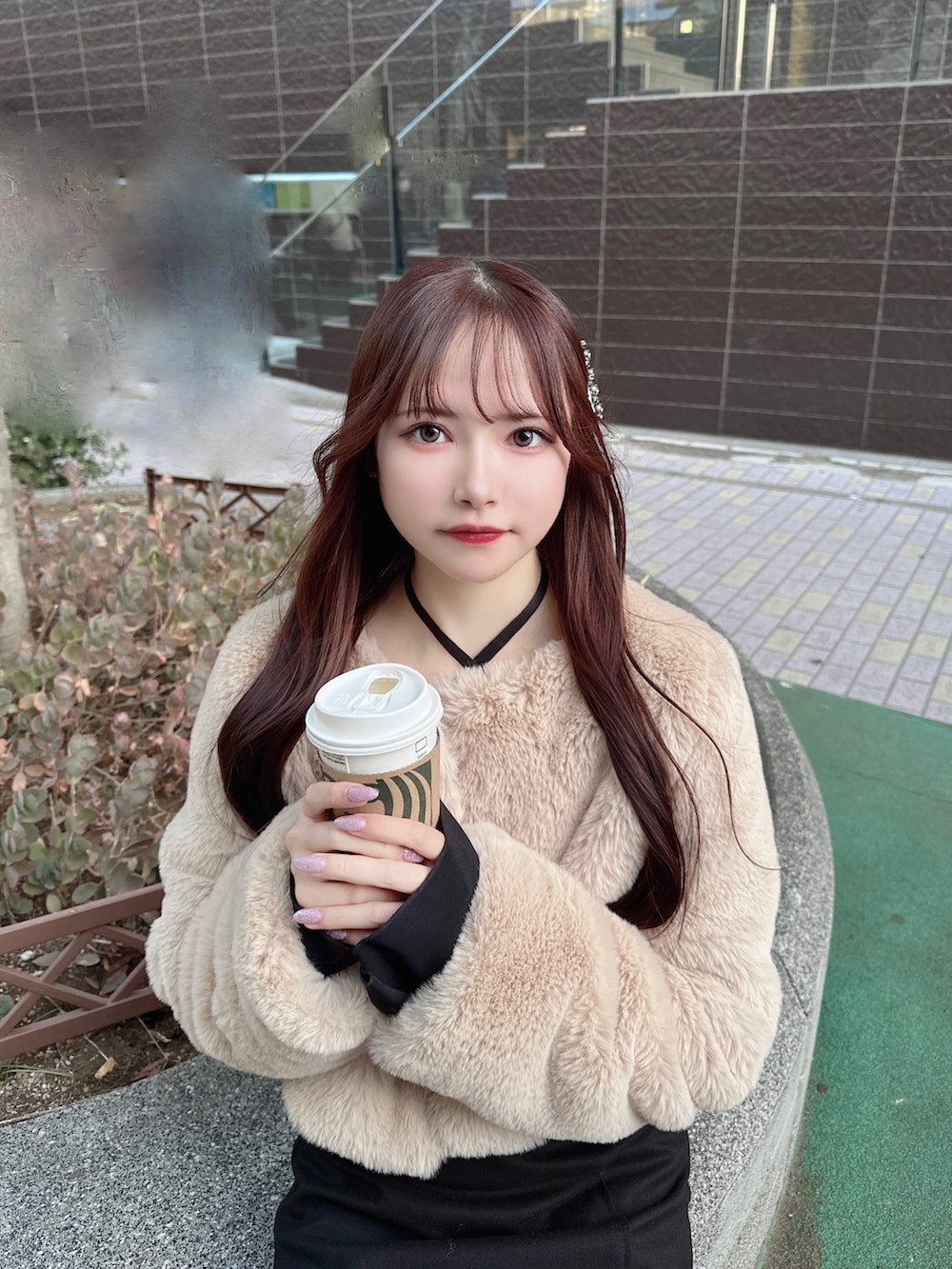 ベージュ系のその他アウター、ブラック系のシャツ/ブラウス、ブラック系のスカートを着用したレディースの冬コーディネートの4枚目の写真