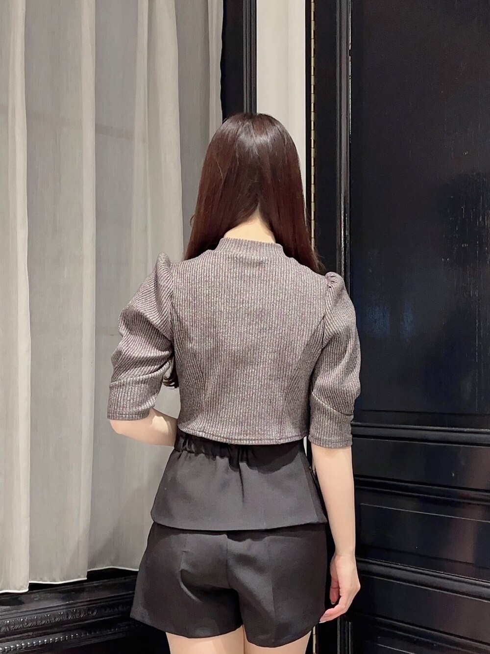 グレー系のニット/セーター、ブラック系のその他パンツ、ブラック系のサンダルを着用したレディースの春コーディネートの4枚目の写真