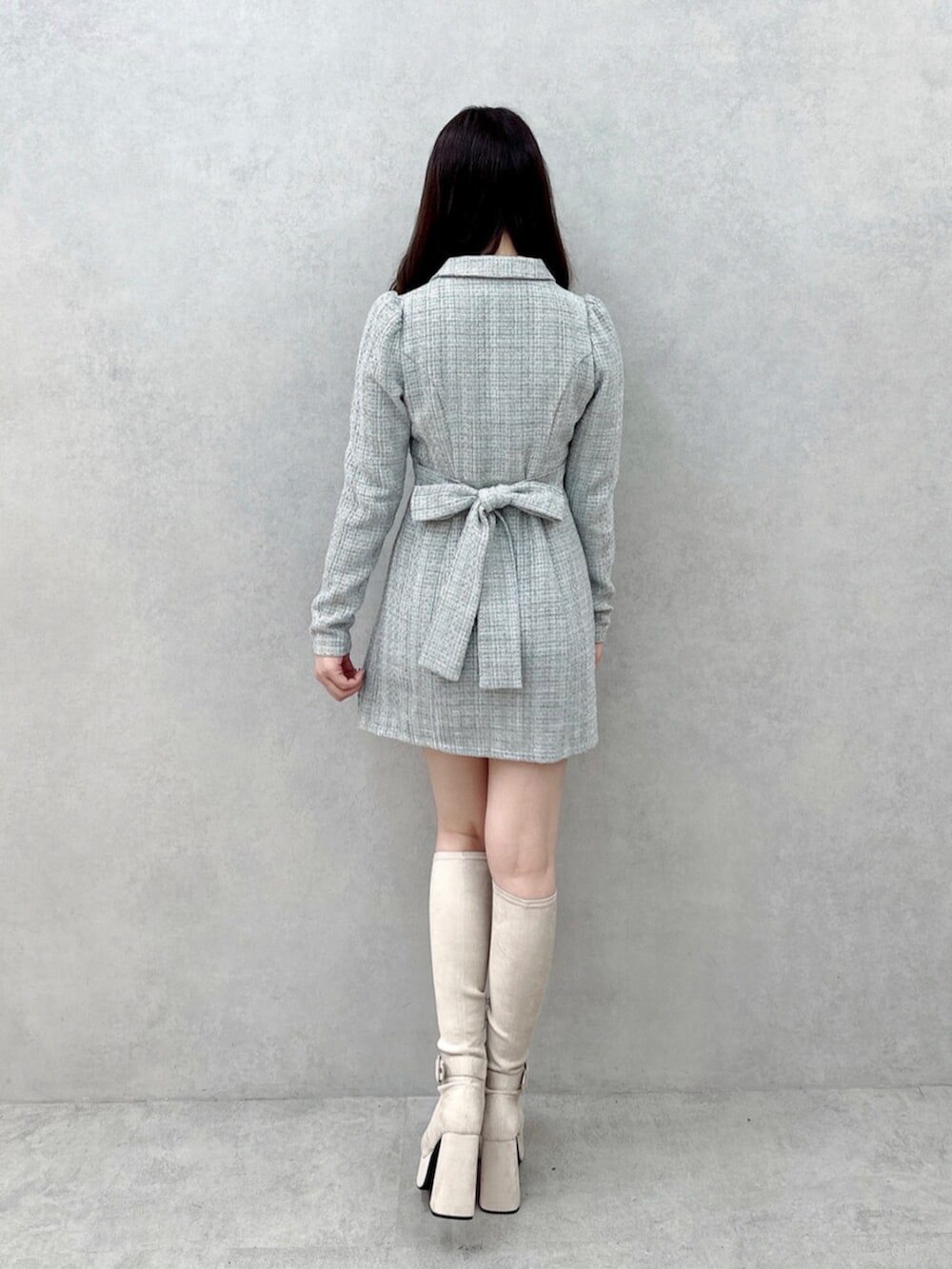 ホワイト系のブーツ、ブルー系のワンピースを着用したレディースの秋コーディネートの4枚目の写真