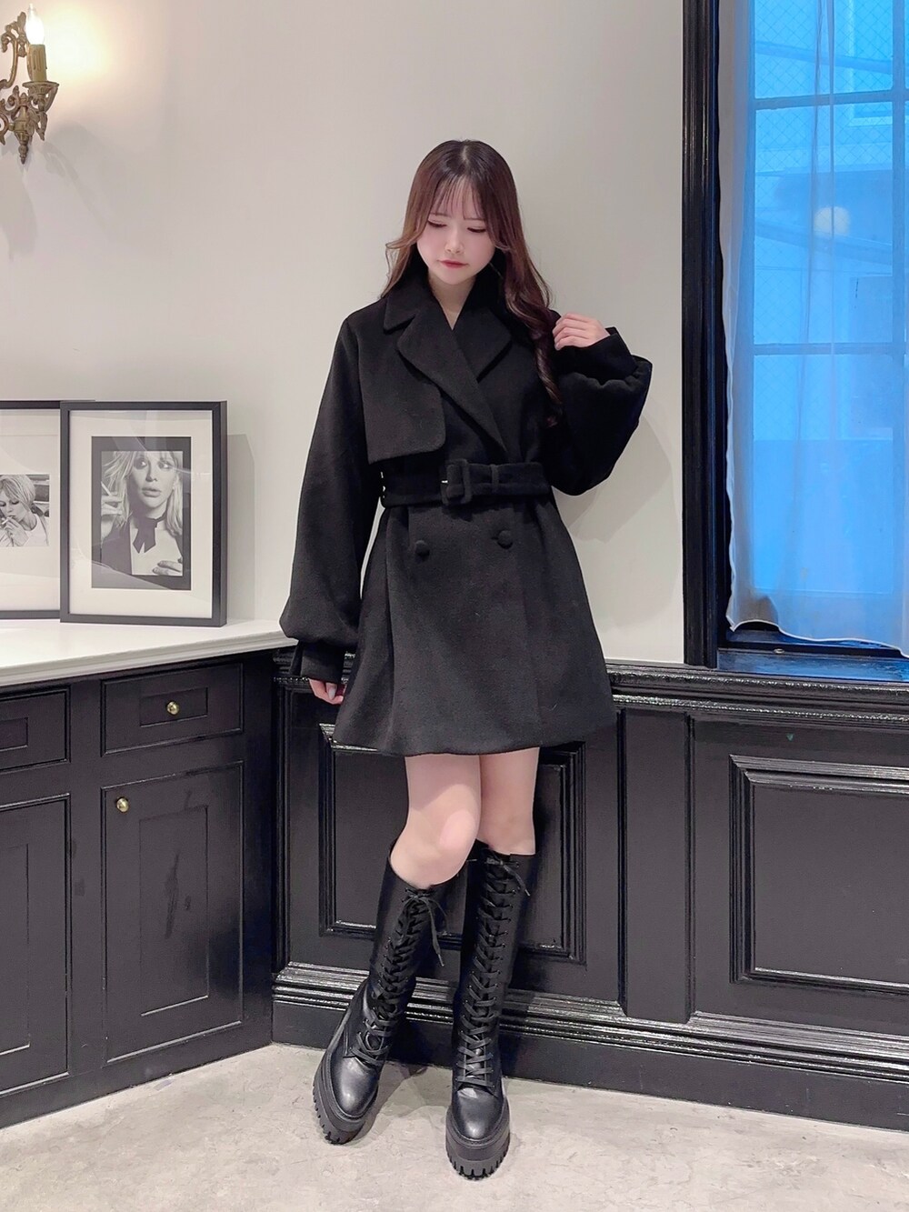 ブラック系のワンピース、ブラック系のブーツ、ブラック系のその他アウターを着用したレディースの秋コーディネートの4枚目の写真