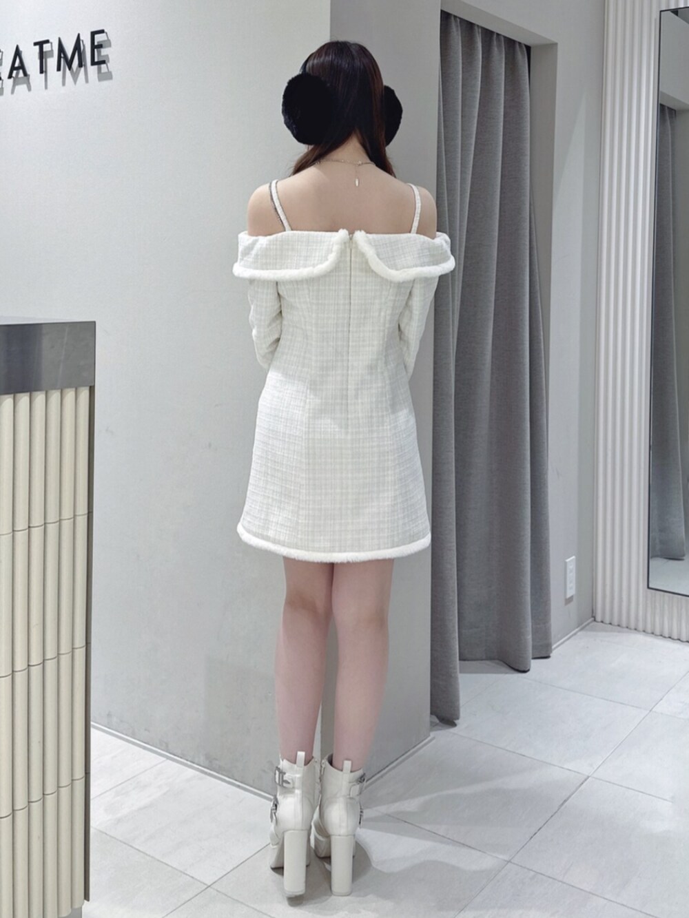 ホワイト系のブーツ、ホワイト系のワンピース、シルバー系のネックレスを着用したレディースの冬コーディネートの3枚目の写真