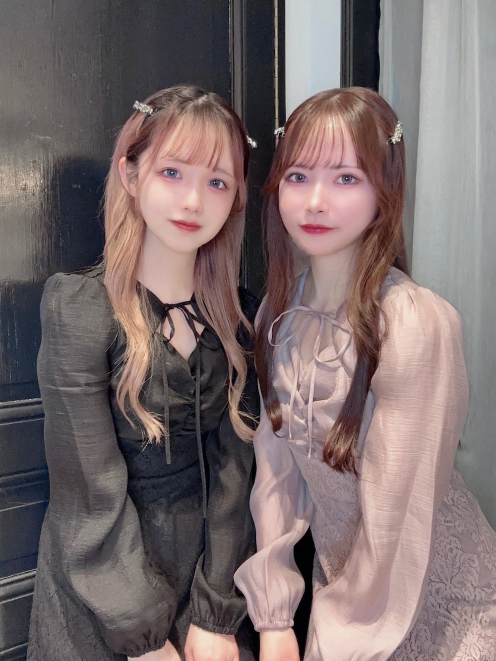 ピンク系のワンピース、その他のパンプス、ブラック系のバレッタ/ヘアクリップを着用したレディースの冬コーディネートの3枚目の写真