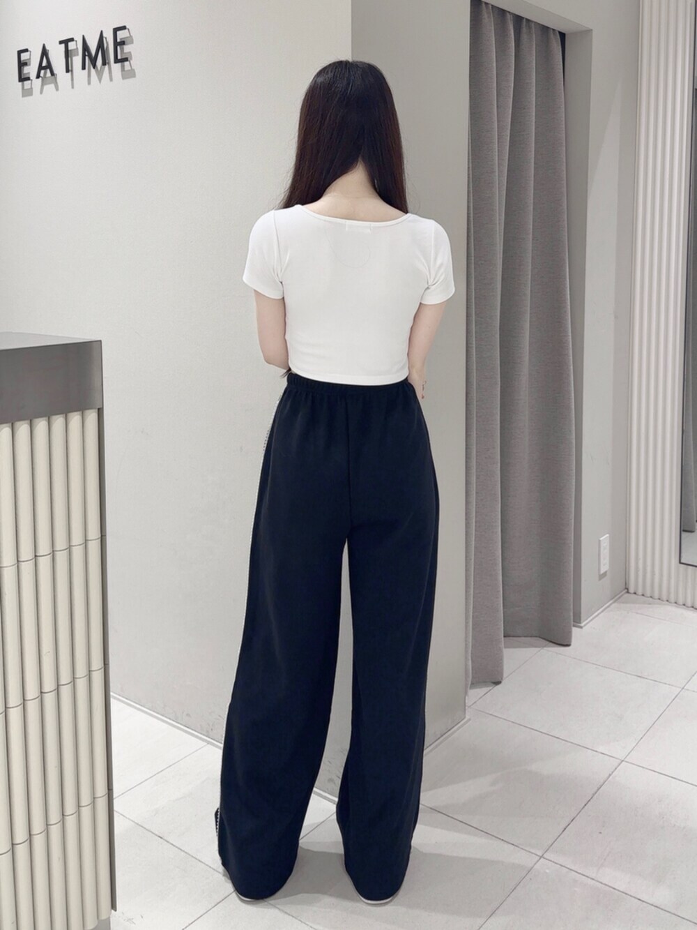 ホワイト系のスニーカー、ホワイト系のTシャツ/カットソー、ホワイト系のショルダーバッグを着用したレディースの夏コーディネートの4枚目の写真