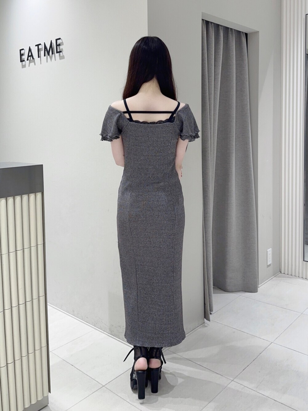 グレー系のワンピース、ブラック系のサンダルを着用したレディースの夏コーディネートの5枚目の写真