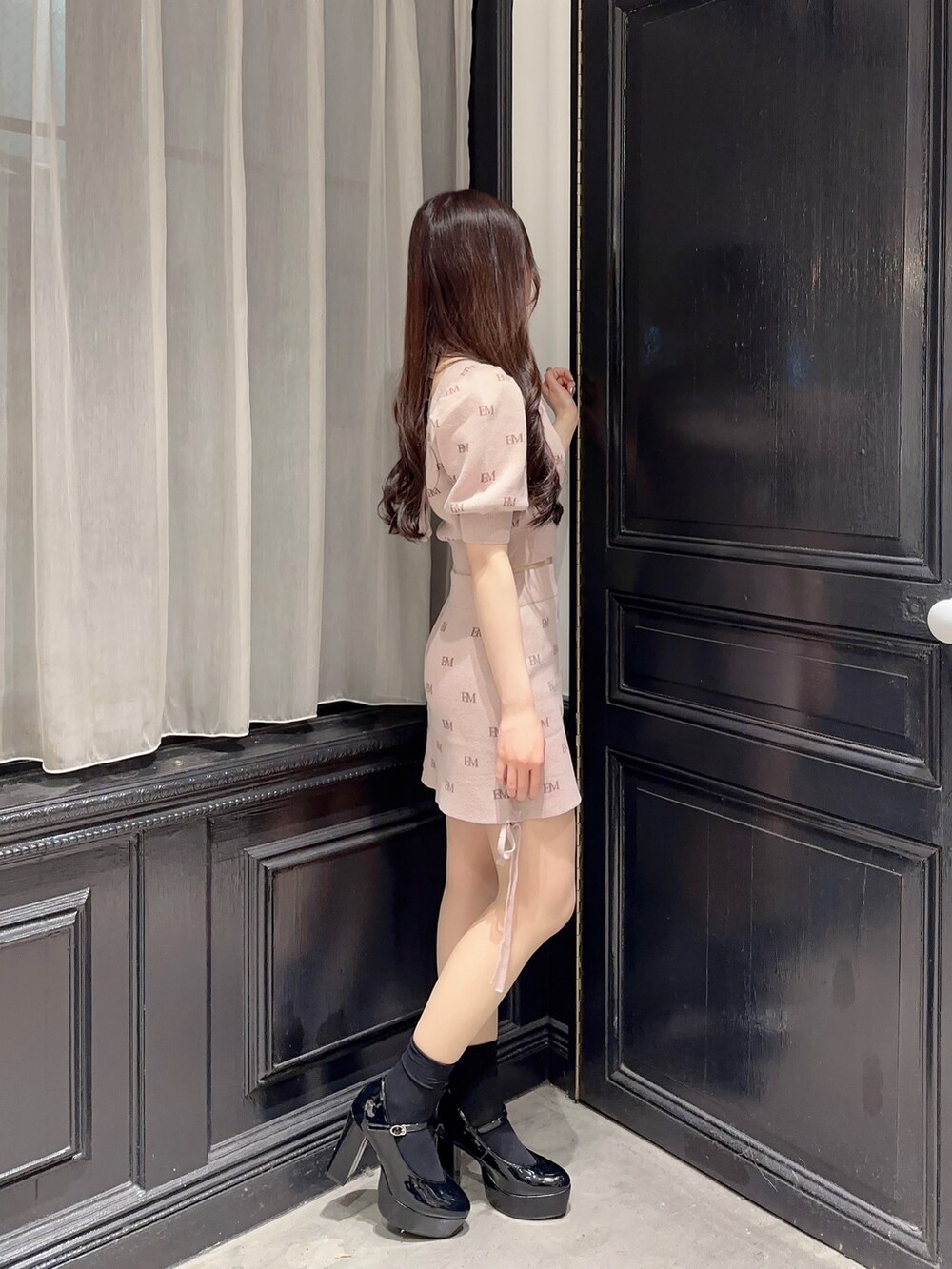 ピンク系のニット/セーター、ピンク系のスカート、その他のパンプスを着用したレディースの春コーディネートの3枚目の写真