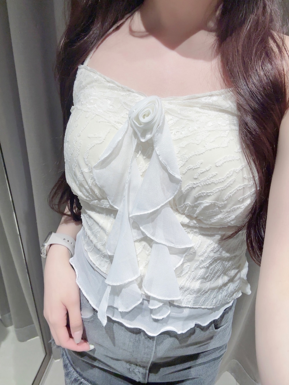 ブラック系のデニムスカート、ホワイト系のキャミソール、ホワイト系のサンダルを着用したレディースの夏コーディネートの6枚目の写真