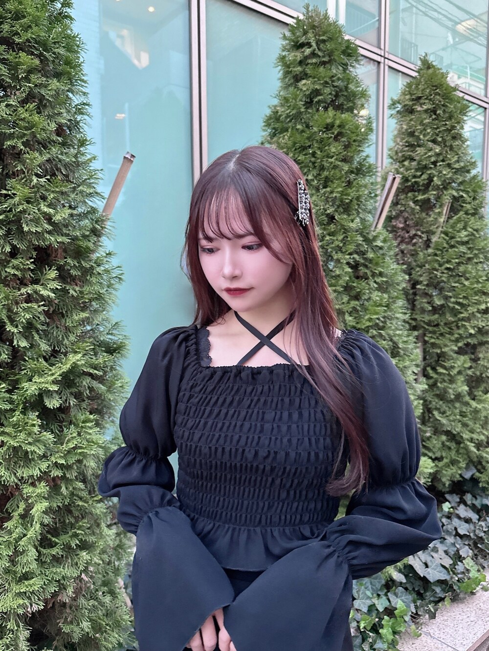 ベージュ系のその他アウター、ブラック系のシャツ/ブラウス、ブラック系のスカートを着用したレディースの冬コーディネートの6枚目の写真