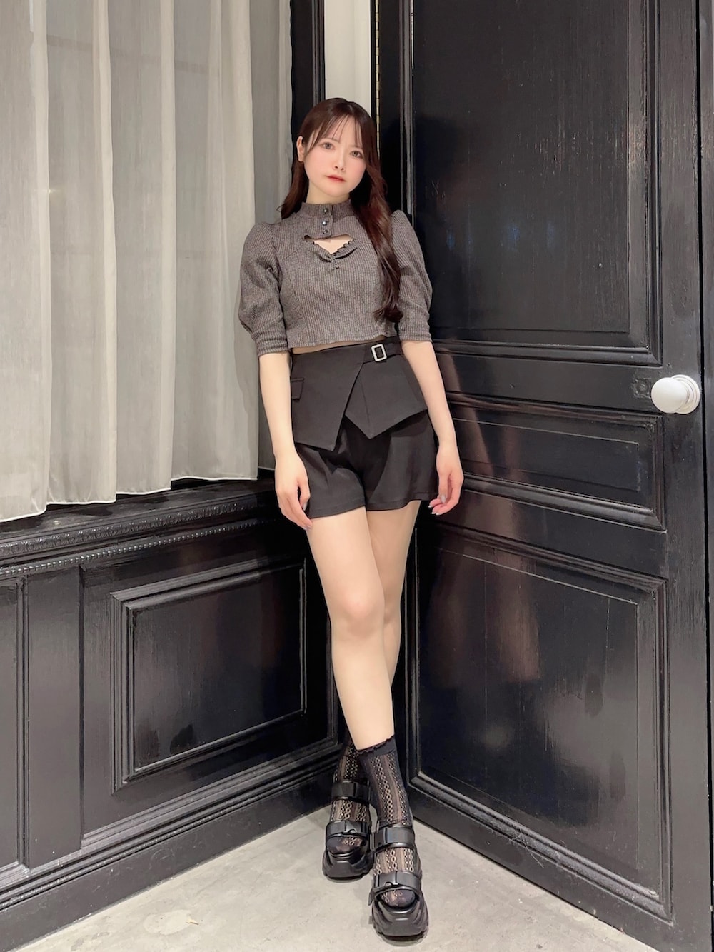 グレー系のニット/セーター、ブラック系のその他パンツ、ブラック系のサンダルを着用したレディースの春コーディネートの2枚目の写真