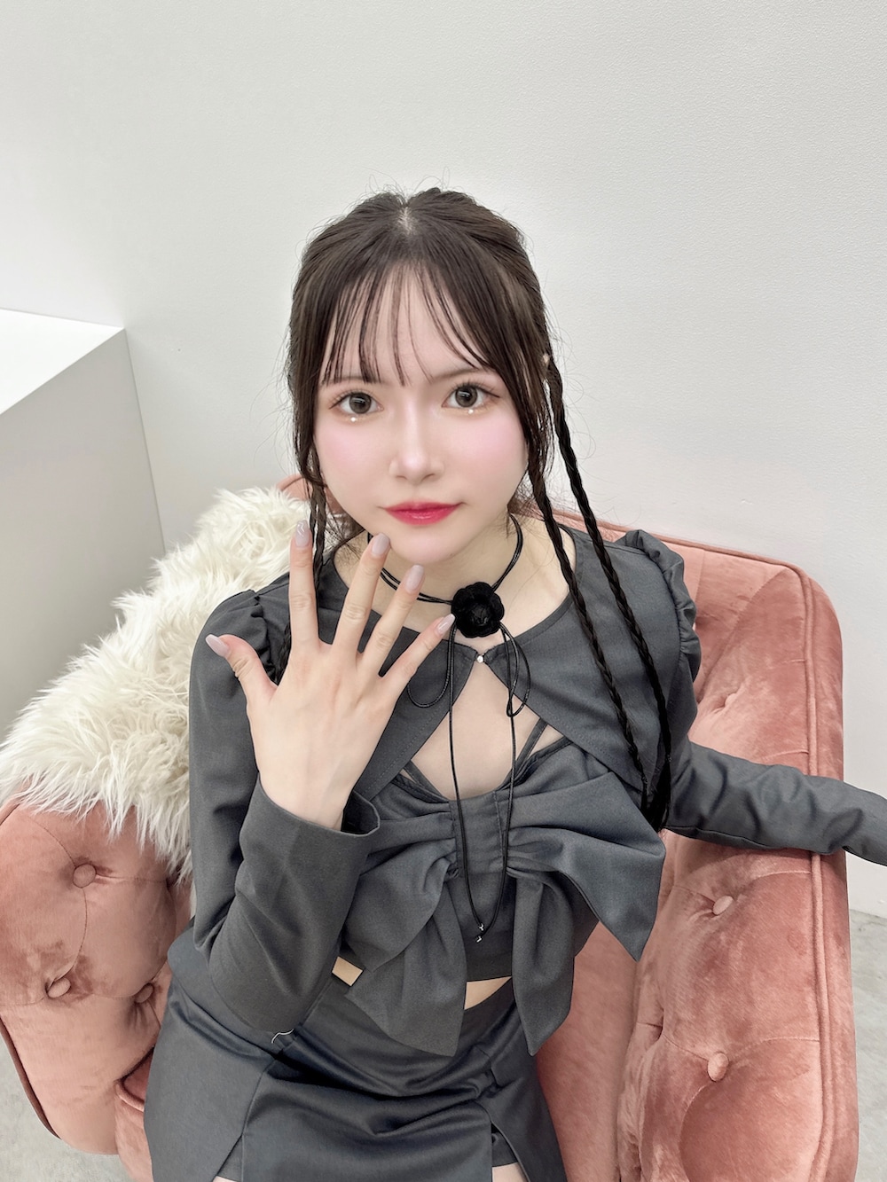 グレー系のワンピース、ブラック系のパンプス、ブラック系のバレッタ/ヘアクリップを着用したレディースの秋コーディネートの5枚目の写真