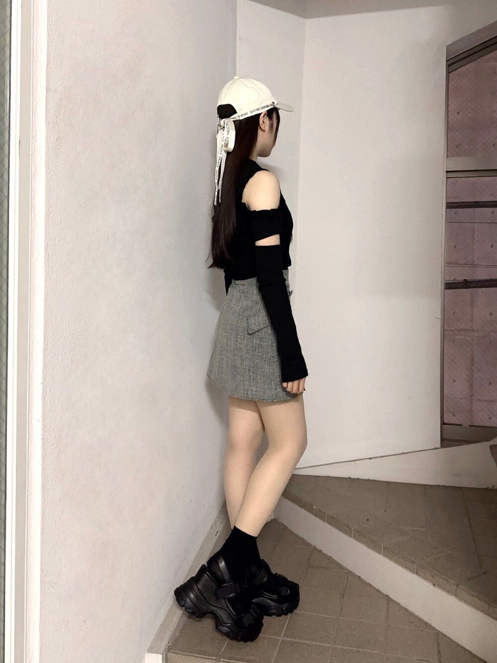 ブラック系のTシャツ/カットソー、その他のスカート、ブラック系のサンダルを着用したレディースの春コーディネートの2枚目の写真