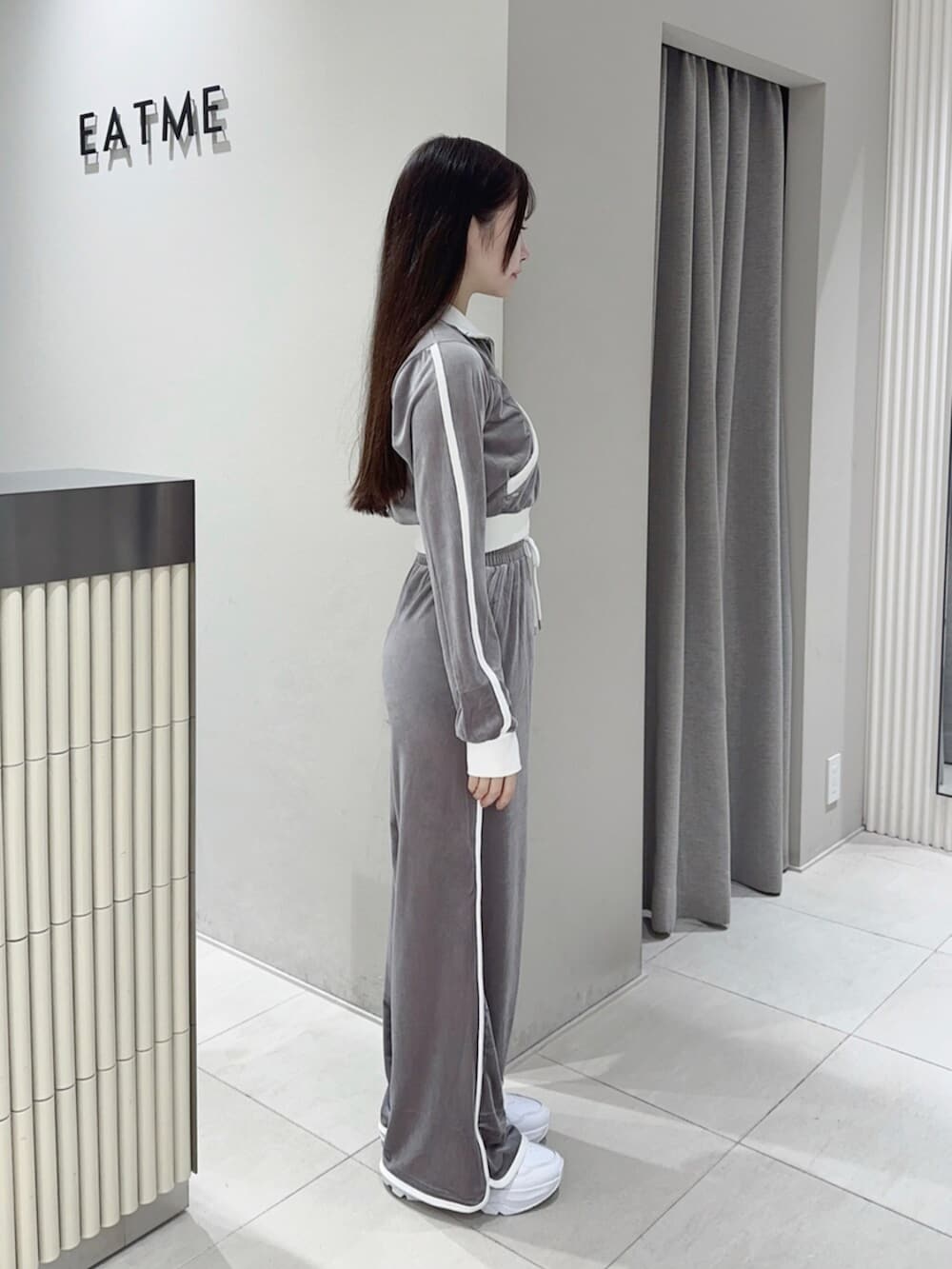 ホワイト系のスニーカー、グレー系のその他パンツ、グレー系のブルゾンを着用したレディースの秋コーディネートの3枚目の写真