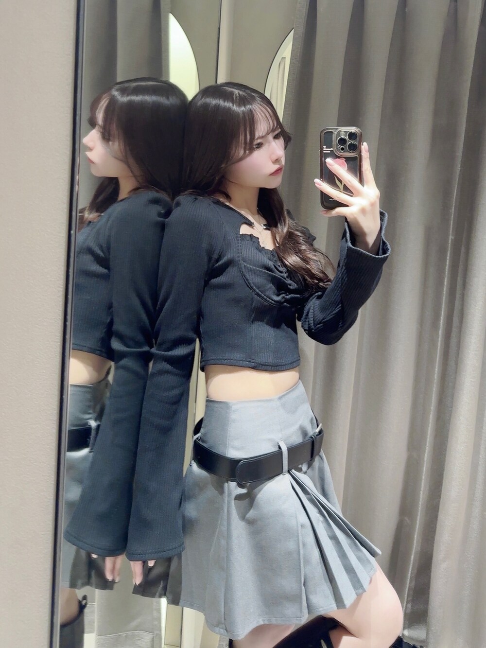 ブラック系のTシャツ/カットソー、グレー系のスカート、ブラック系のブーツを着用したレディースの冬コーディネートの6枚目の写真