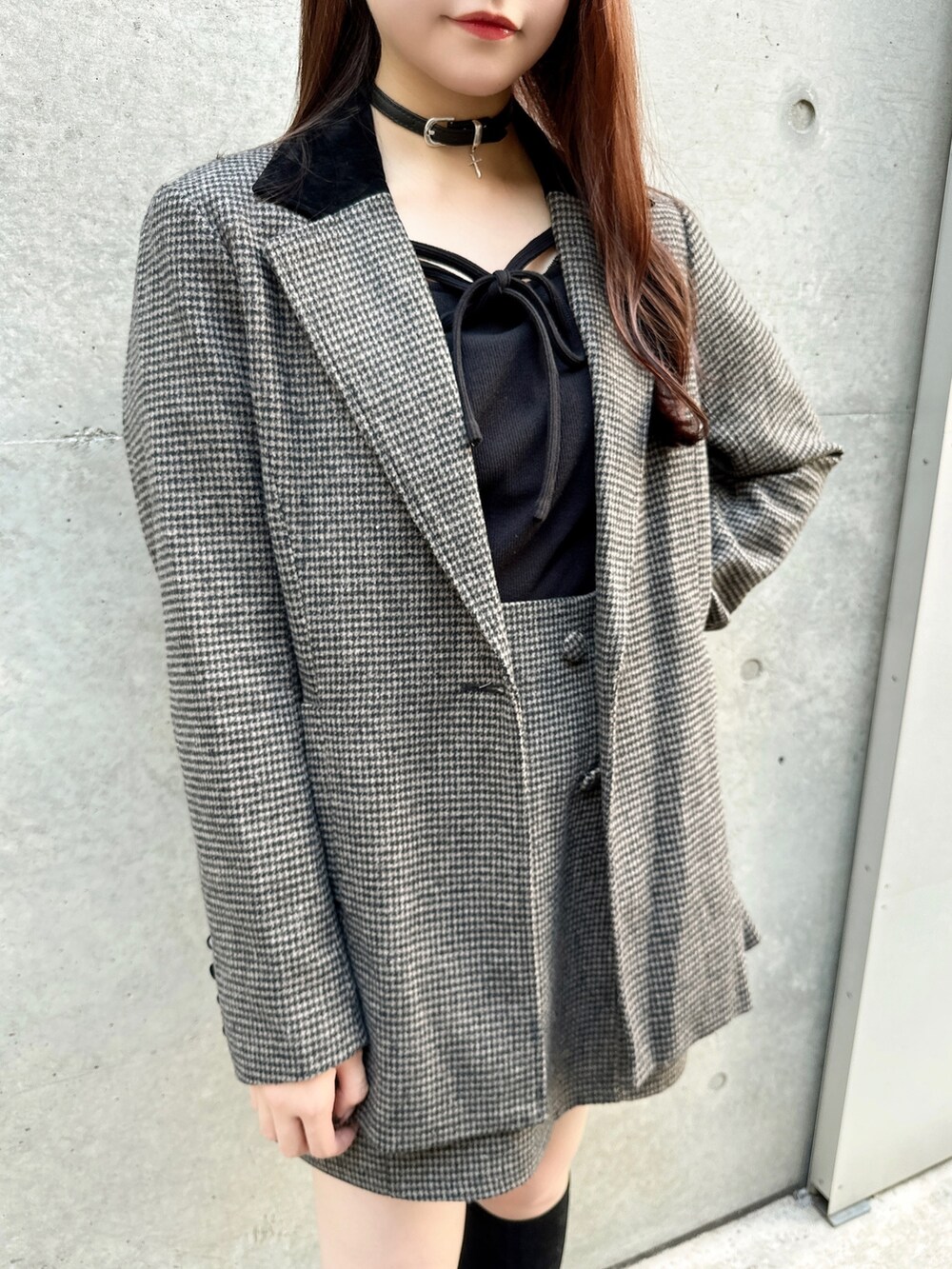 ブラック系のショルダーバッグ、ブラック系のTシャツ/カットソー、ブラウン系のスカートを着用したレディースの秋コーディネートの5枚目の写真