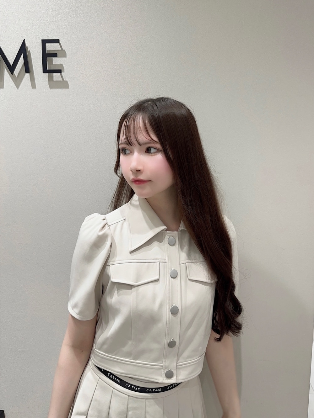 ホワイト系のスカート、ホワイト系のシャツ/ブラウス、ブラック系のパンプスを着用したレディースの夏コーディネートの4枚目の写真