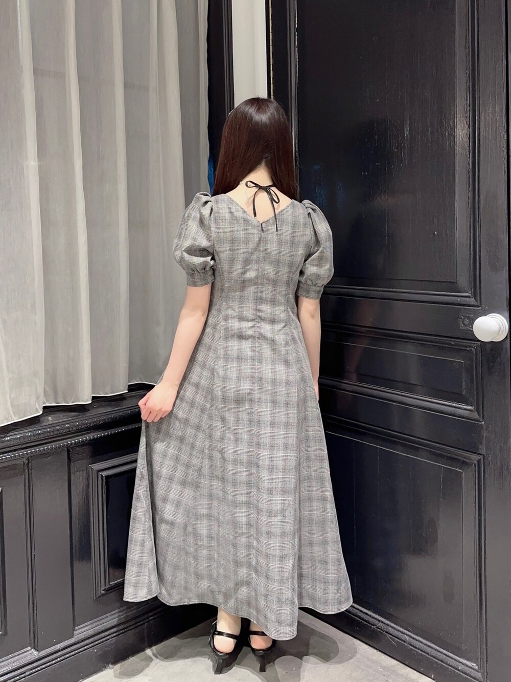 その他のワンピース、ブラック系のパンプス、ブラック系のカチューシャを着用したレディースの春コーディネートの4枚目の写真