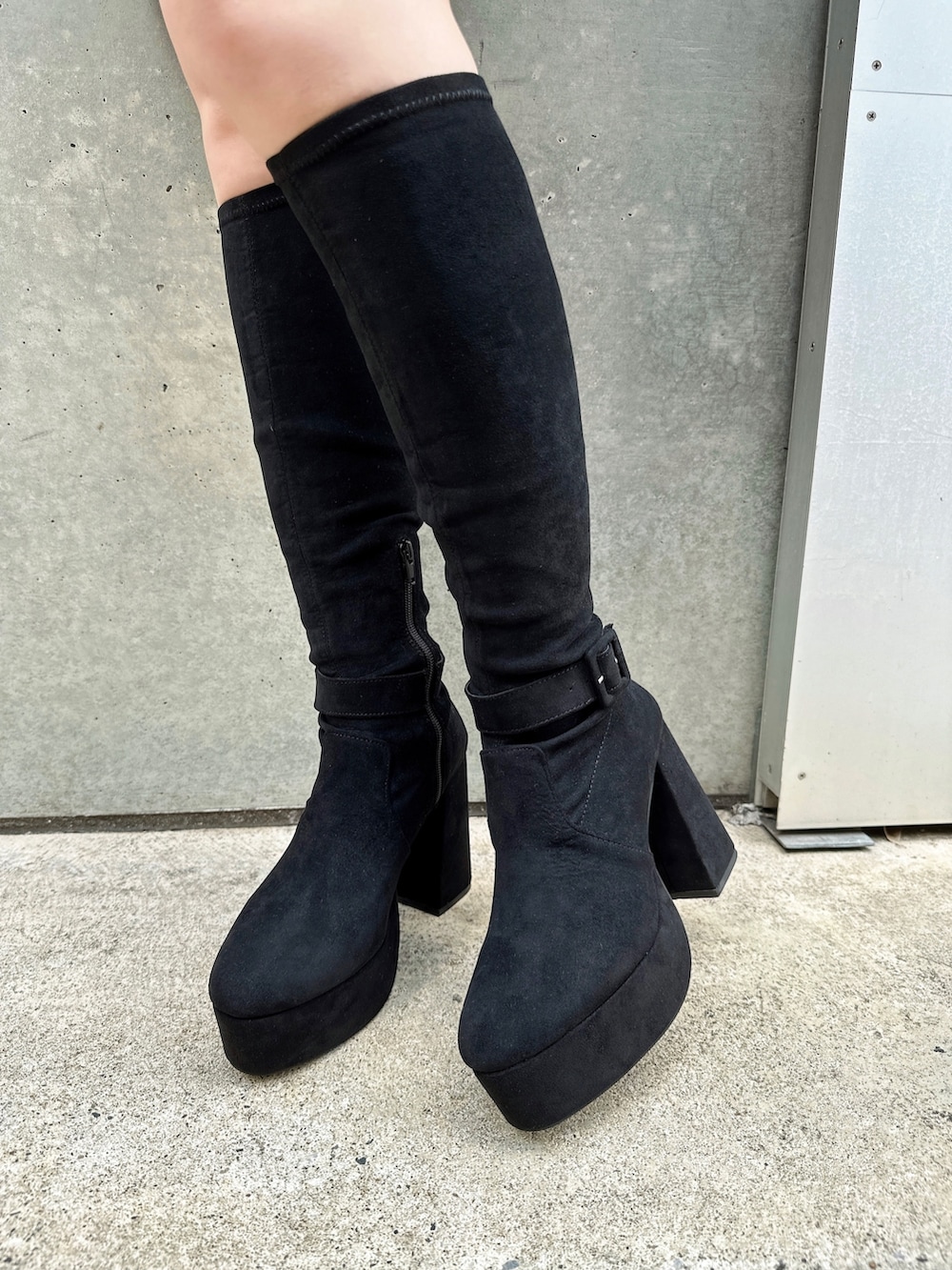 ブラック系のショルダーバッグ、ブラック系のTシャツ/カットソー、ブラウン系のスカートを着用したレディースの秋コーディネートの6枚目の写真