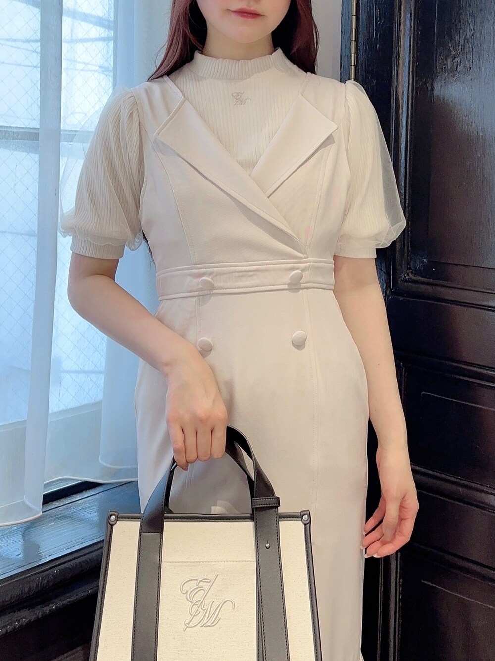 ホワイト系のニット/セーター、ホワイト系のスカート、ホワイト系のショルダーバッグを着用したレディースの春コーディネートの4枚目の写真