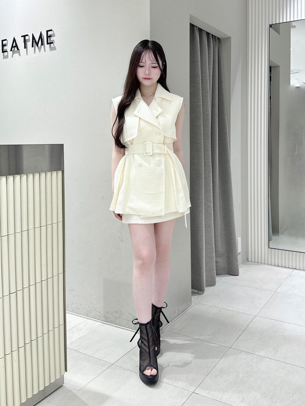 ホワイト系のつなぎ/オールインワン、ブラック系のサンダル、シルバー系のネックレスを着用したレディースの夏コーディネートの2枚目の写真