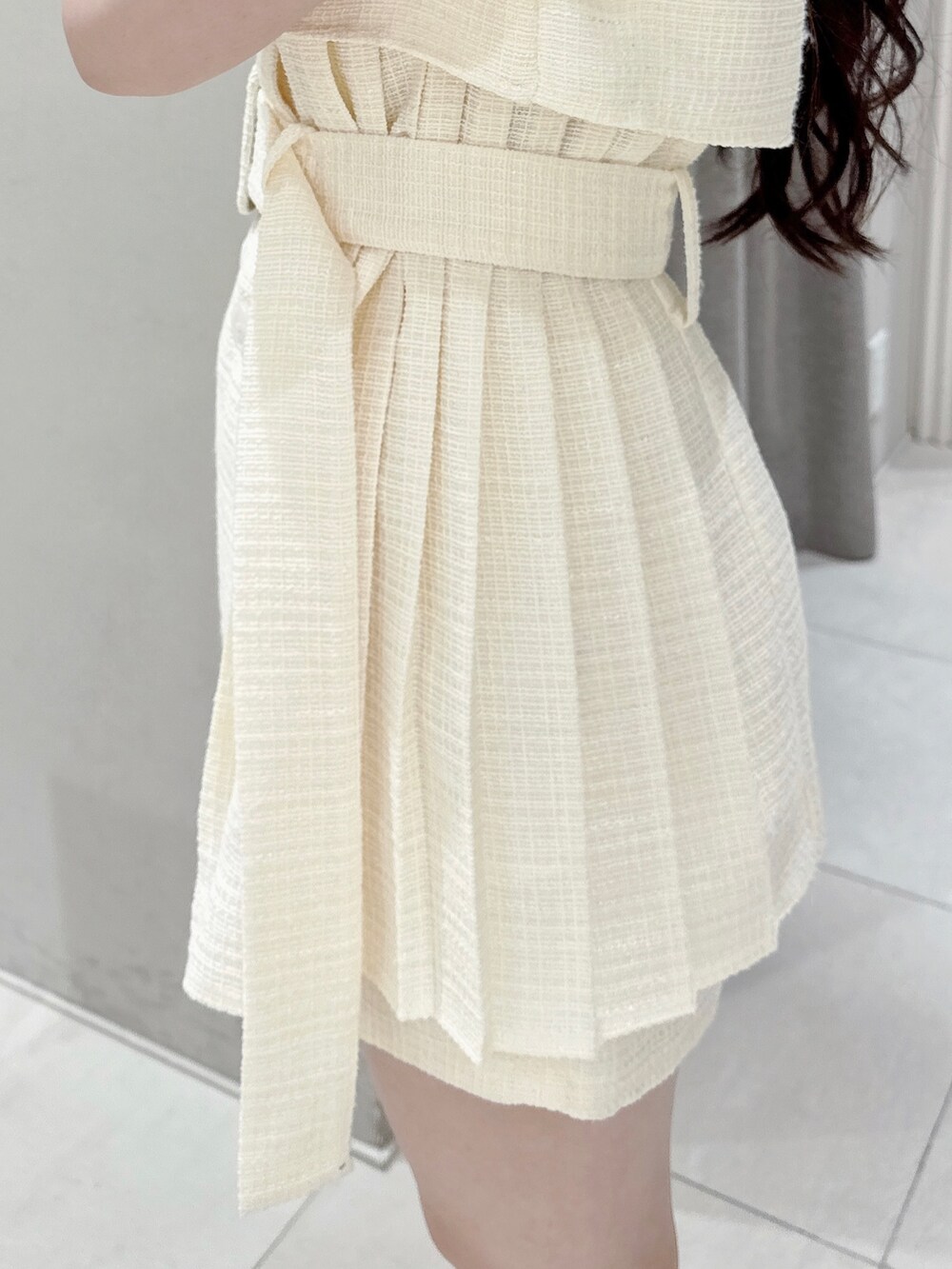 ホワイト系のつなぎ/オールインワン、ブラック系のサンダル、シルバー系のネックレスを着用したレディースの夏コーディネートの6枚目の写真