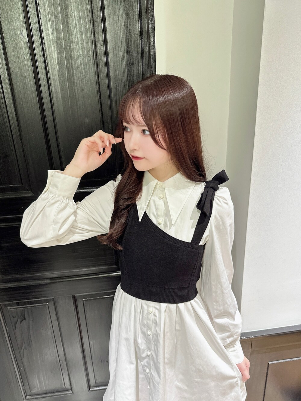 ホワイト系のワンピース、ブラック系のショルダーバッグ、ブラック系のブーツを着用したレディースの秋コーディネートの4枚目の写真