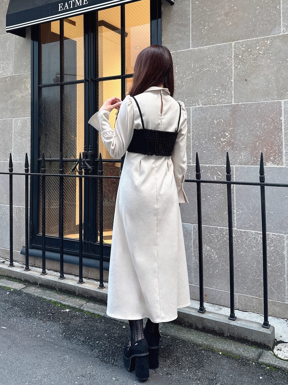 ホワイト系のワンピース、その他のパンプス、ブラック系のカーディガン/ボレロを着用したレディースの秋コーディネートの3枚目の写真