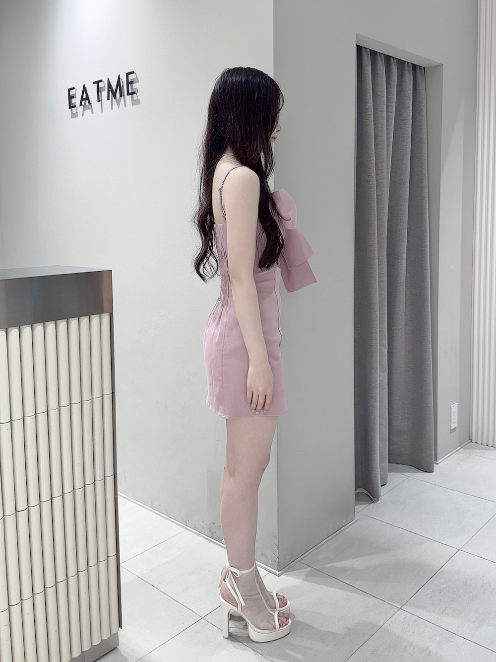 ピンク系のワンピース、ホワイト系のサンダル、シルバー系のネックレスを着用したレディースの夏コーディネートの3枚目の写真