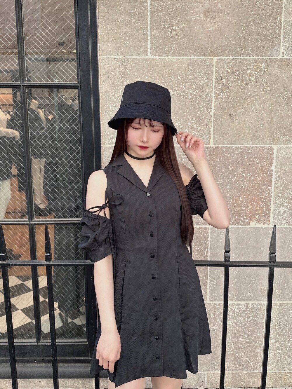 ブラック系のワンピース、ブラック系のパンプス、ブラック系のハットを着用したレディースの冬コーディネートの4枚目の写真