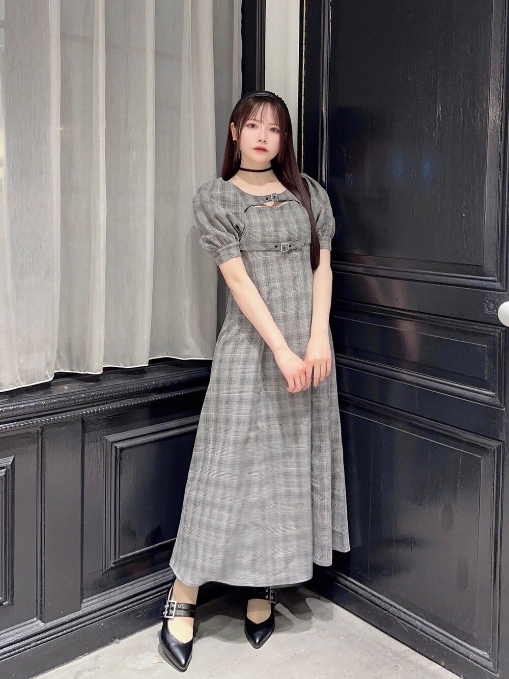 その他のワンピース、ブラック系のパンプス、ブラック系のカチューシャを着用したレディースの春コーディネートの2枚目の写真