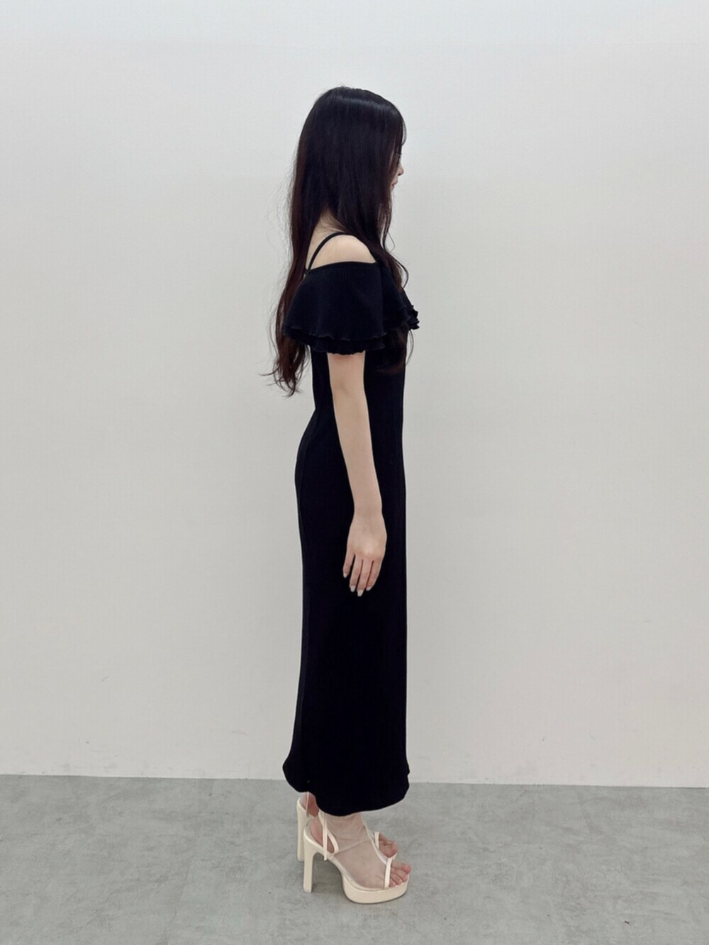 ブラック系のワンピース、ホワイト系のサンダルを着用したレディースの夏コーディネートの3枚目の写真