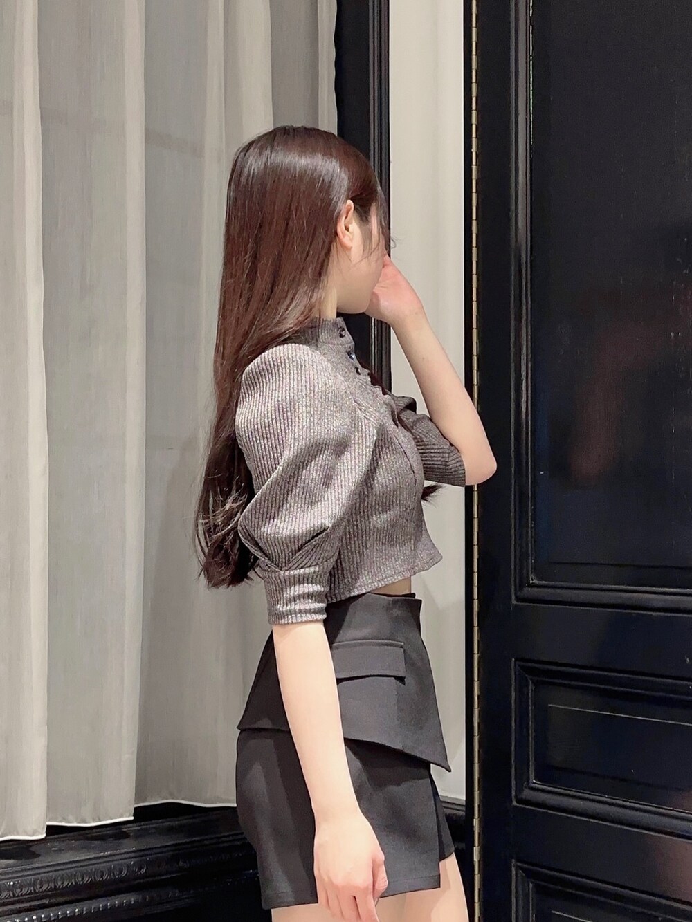 グレー系のニット/セーター、ブラック系のその他パンツ、ブラック系のサンダルを着用したレディースの春コーディネートの3枚目の写真