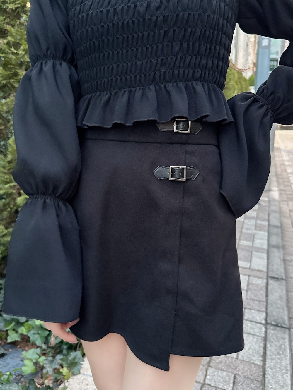 ベージュ系のその他アウター、ブラック系のシャツ/ブラウス、ブラック系のスカートを着用したレディースの冬コーディネートの7枚目の写真