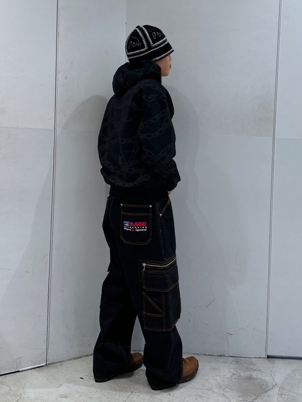 ブラック系のパーカー、ブラック系のデニムパンツ、ブラック系のハットを着用したメンズの春コーディネートの4枚目の写真