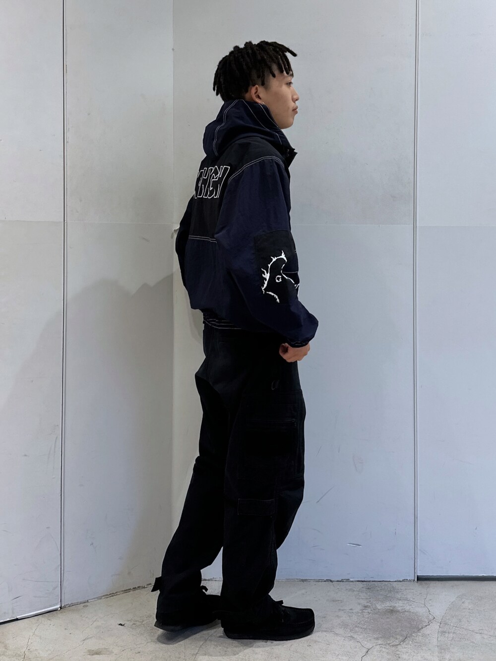 ブルー系のブルゾン、ブラック系のその他パンツを着用したメンズの秋コーディネートの4枚目の写真