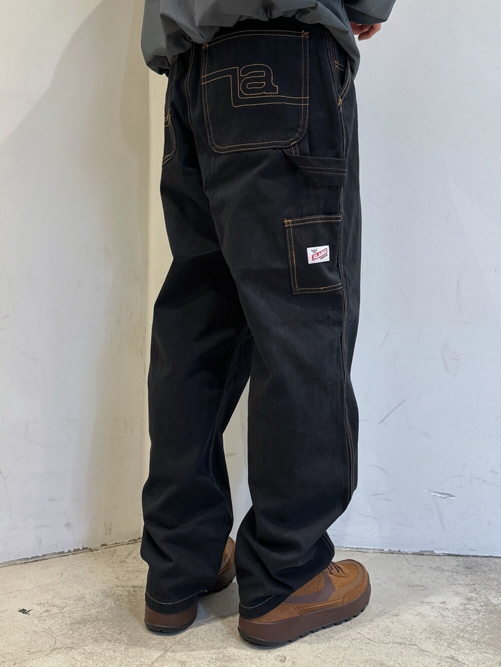 ブラウン系のパーカー、ブラック系のその他パンツ、ブラック系のハットを着用したメンズの冬コーディネートの6枚目の写真