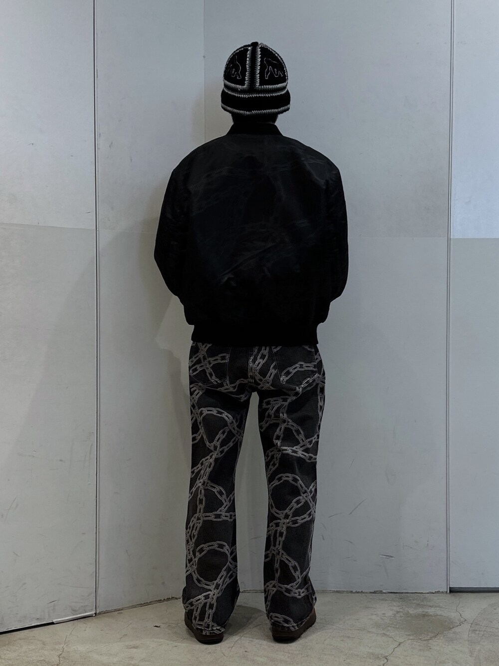 ブラック系のブルゾン、ブラック系のデニムパンツ、ブラック系のハットを着用したメンズの春コーディネートの3枚目の写真